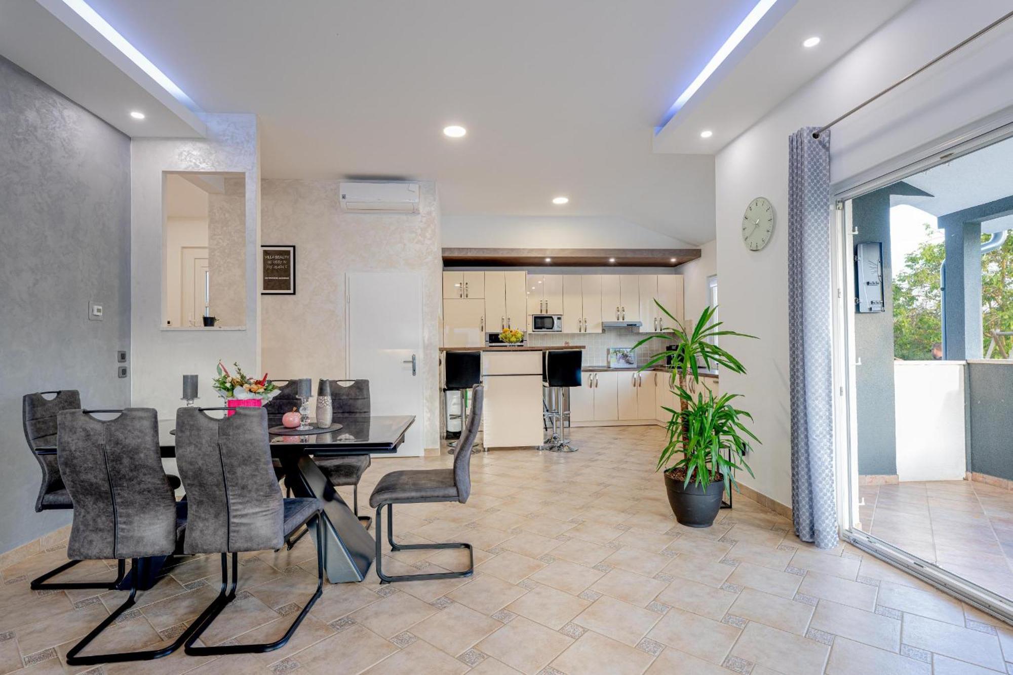 Villa Beauty With Heated Pool And Jacuzzi Kanfanar Exterior foto
